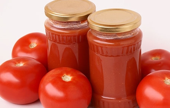 Помидоры в томатном соке с приправой «Огонёк»