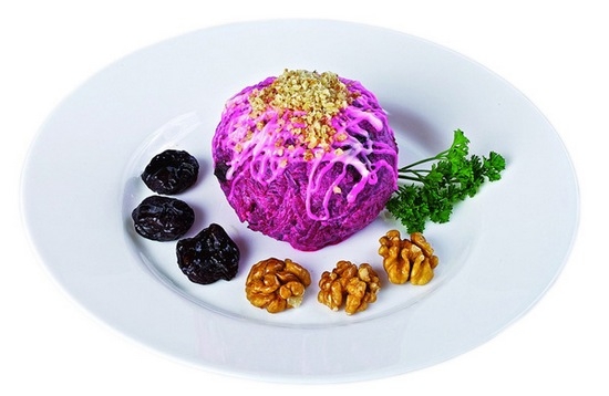 Салат из свёклы с черносливом и грецким орехом