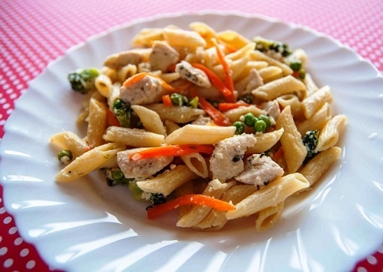 Макароны с курицей в сливочном соусе