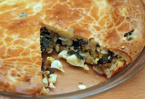 Луковый пирог на несвежем кефире за 20 минут