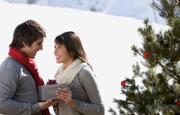 Что подарить парню на год отношений?