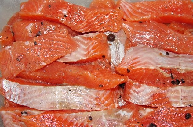 Как засолить рыбу кета?