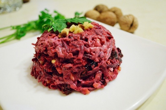 Сладкий салат из свеклы с черносливом: рецепт и рекомендации