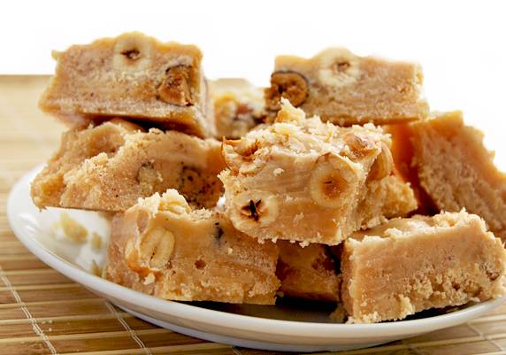 Праздничный стол на скорую руку: сливочная помадка с орехами