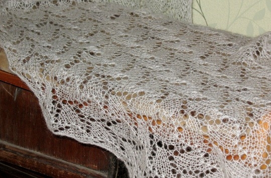 Как связать ажурный палантин спицами?