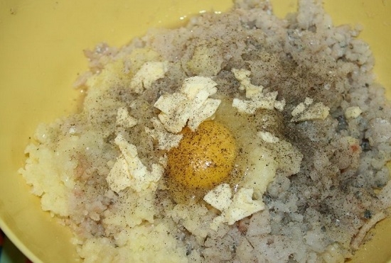 Вбиваем в фарш яйцо и приправляем его смесью специй