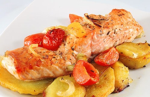 Семга, запеченная с картофелем