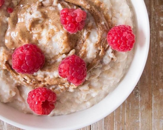 Простая овсяная каша на молоке